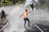 Con gas pimienta impiden la entrada de refugiados a Hungría