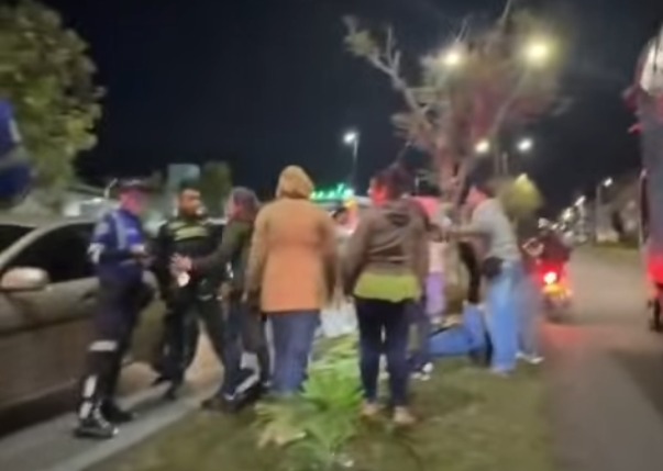 La Policía tuvo que resguardar al agresor debido a que la comunidad reaccionó violentamente.