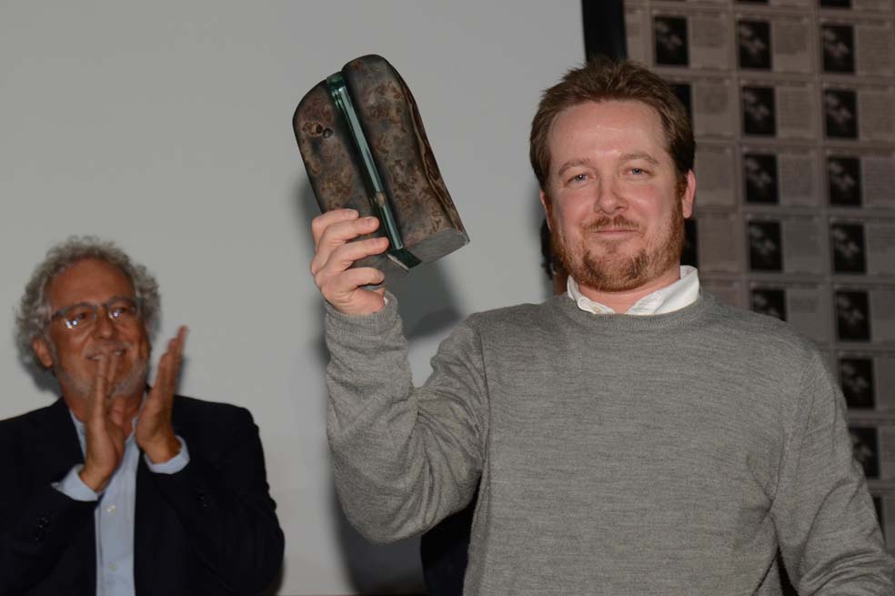 Juan Esteban Constaín durante la ceremonia de premiación. Atrás, Héctor Abad, promotor del galardón. / Luis Benavides