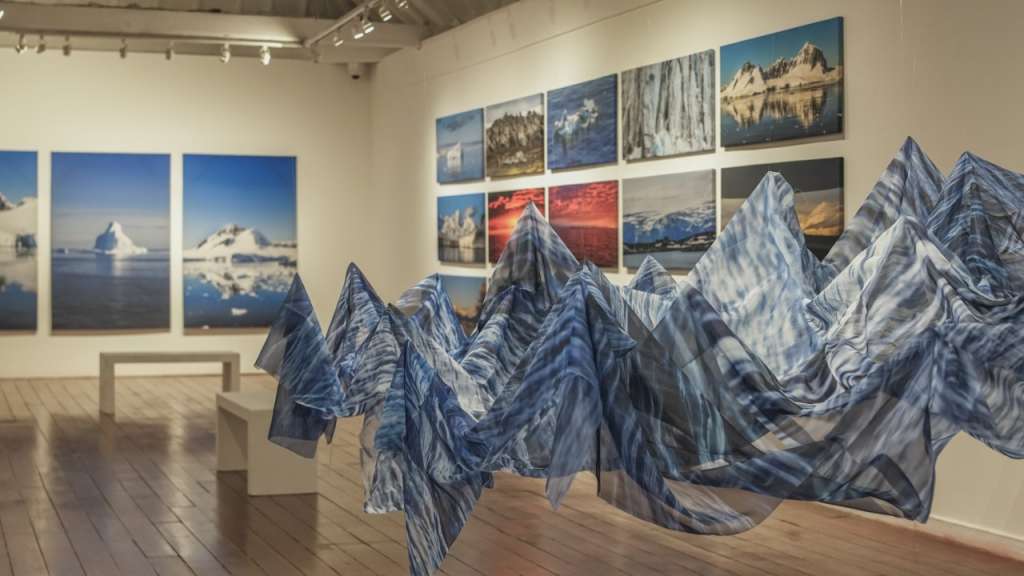 Constelación Polar Sur recoge una serie de fotografías donde el artista Juan Cuadros comparte e incluye a los espectadores en un viaje por la Antártica, lugar al que viajó en una residencia artística en el año 2019.