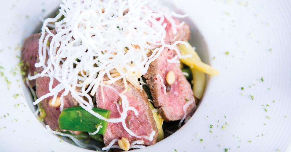 Ensalada oriental con carne y vinagreta de mandarina con soya