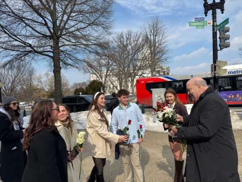 En San Valentín, las flores de Colombia engalanan el Congreso de Estados Unidos