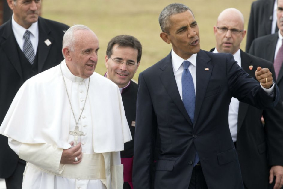 El papa Francisco conversa con el presidente estadounidense, Barack Obama en la base aérea de Andrews, Maryland (EE.UU.). /EFE