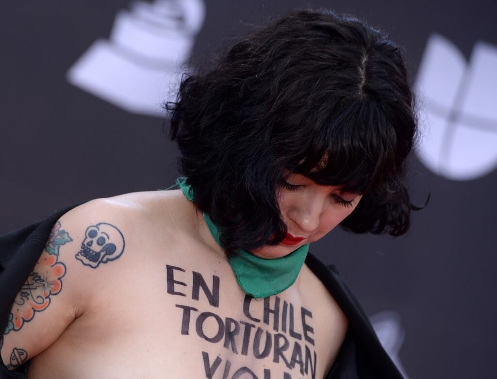 Mon Laferte en la alfombra roja de los Premios Grammy Latino 2019. / AFP