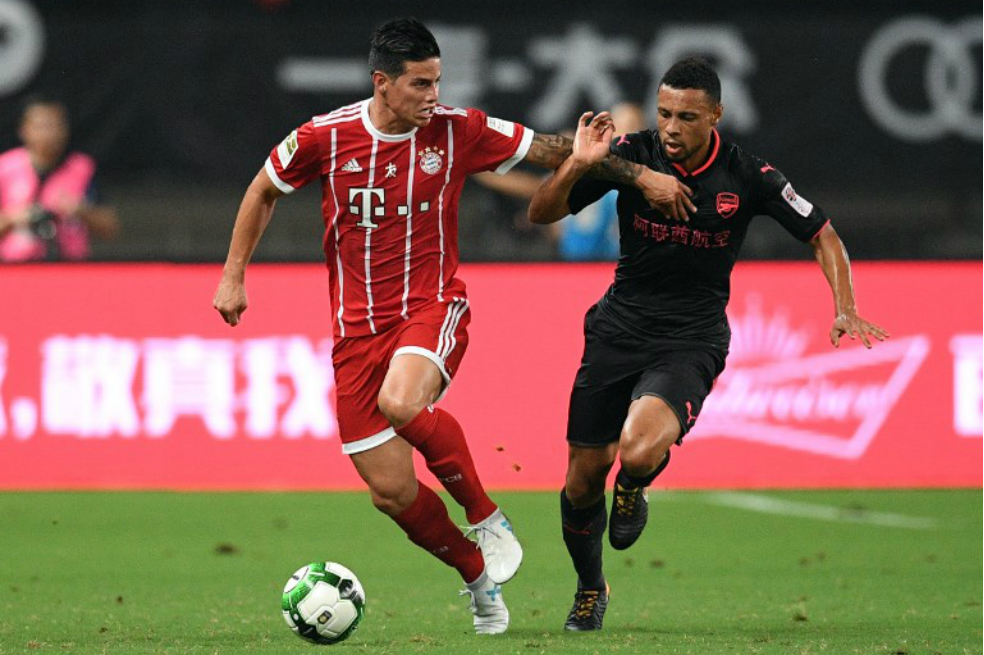 El futbolista colombiano James Rodríguez (i), este miércoles, durante el partido contra Arsenal. / AFP