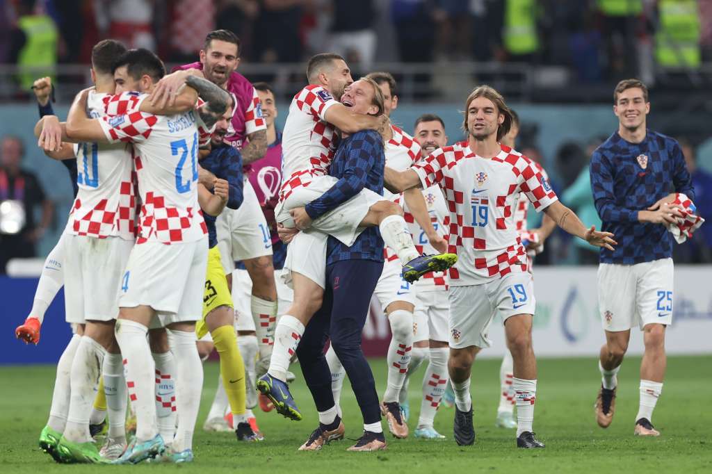 Doha (Qatar), 17/12/2022.- Players of Croatia celebrate after winning the FIFA World Cup 2022 third place soccer match between Croatia and Morocco at Khalifa International Stadium in Doha, Qatar, 17 December 2022. (Mundial de Fútbol, Croacia, Marruecos, Catar) EFE/EPA/Tolga Bozoglu
