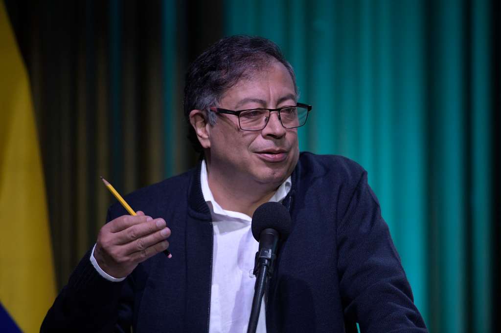 Presidente de la República, en el evento donde se realizó la entrega simbólica del fondo documental digital de la Comisión de Esclarecimiento de la Verdad (CEV) al Archivo General de la Nación.