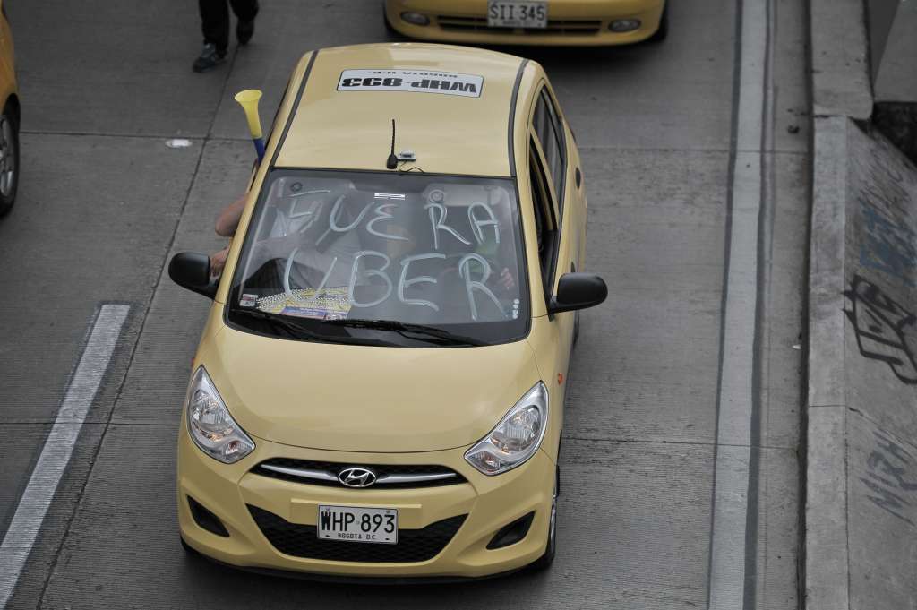Paro de taxis en Bogotá, en contra de Uber y otras aplicaciones ilegales de transporte.