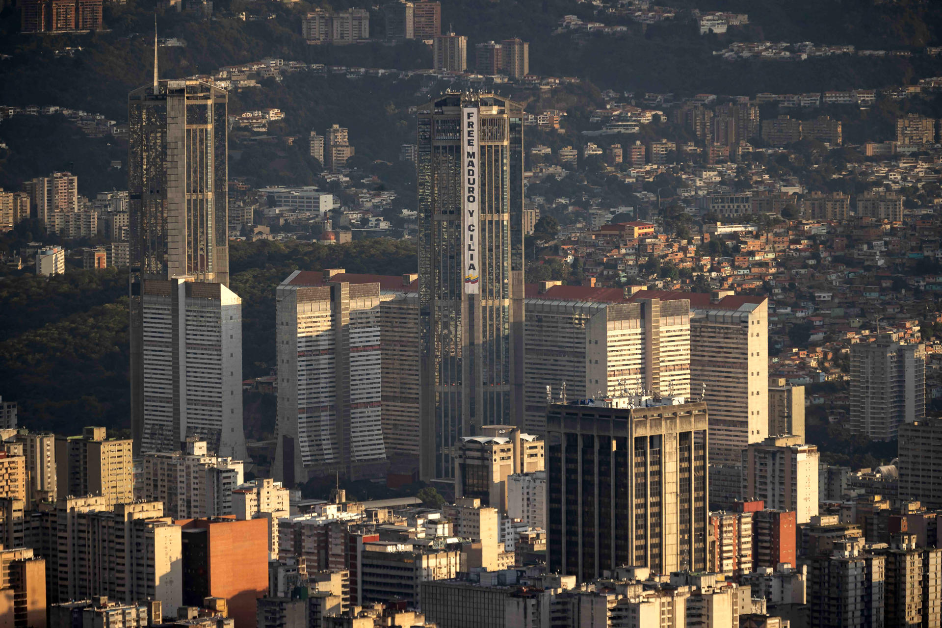 AME6817. CARACAS (VENEZUELA), 19/01/2026.- Fotografía que muestra un cartel con la frase 'Free Maduro y Cilia' (Liberen a Maduro y a Cilia) en referencia al presidente de Venezuela, Nicolás Maduro, y su esposa, Cilia Flores, en la torre del Parque Central este lunes, en Caracas (Venezuela). EFE/ Ronald Peña R