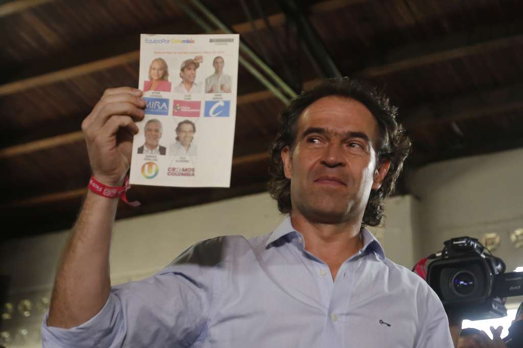 AME3079. MEDELLÍN (COLOMBIA), 13/03/2022.- Federico Gutiérrez, uno de los precandidatos a la Presidencia de Colombia en la Coalición Equipo por Colombia, vota hoy en Medellín (Colombia). Los centros de votación de Colombia abrieron a las 8.00 am de este domingo para la jornada de elecciones legislativas y de las consultas presidenciales colombianas. EFE/Luis Eduardo Noriega A.