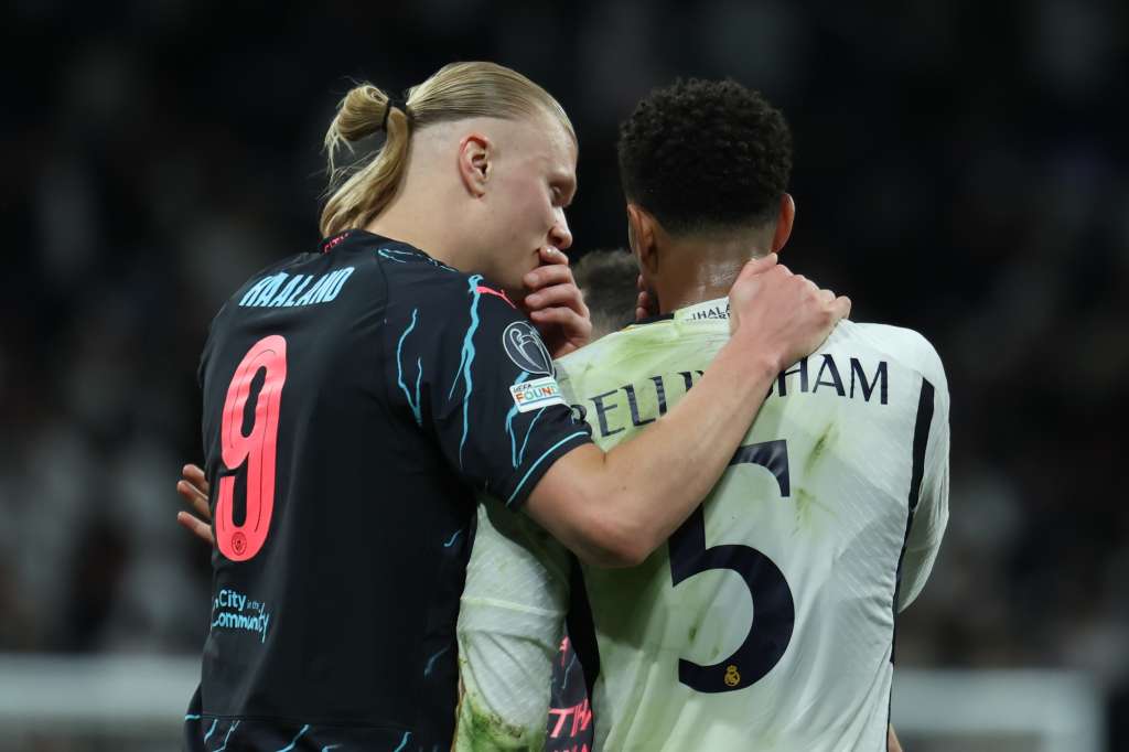 MADRID, 09/04/2024.- El centrocampista del Real Madrid Jude Bellingham (d) conversa con Erling Haalland, del Manchester, al término del partido de ida de cuartos de final de la Liga de Campeones que Real Madrid y Manchester City han disputado este martes en el estadio Santiago Bernabéu. EFE/Kiko Huesca