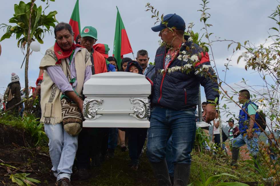 Familiares e indígenas de la comunidad Nasa se despiden de Cristina Bautista, la neehwe'sx de Tacueyó que fue asesinada en una masacre junto a cuatro personas más de la Guardia Indígena, el pasado 29 de octubre.Lía ValeroLos últimos registros de violencia hicieron que la atención nacional se volcara a la región, donde esos grupos vinculados al narcotráfico enfrentan las normas de comunidades indígenas que combaten la presencia de la droga en sus territorios. Tanto el Consejo Indígena del Cauca (CRIC) como el gobernador del departamento, Óscar Ocampo, han atribuido a las disidencias los panfletos y amenazas firmadas supuestamente por otros grupos.