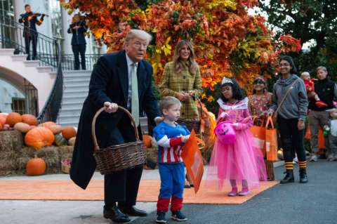 Así recibieron Donald y Melania Trump a niños en Halloween