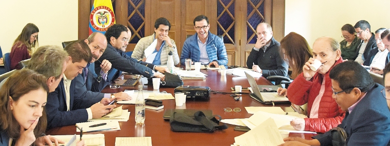 La subcomisión conformada por el presidente del Congreso, Efraín Cepeda, se reunió ayer en la sede del Ministerio del Interior, a donde llegaron los partidos políticos. / Ministerio del Interior