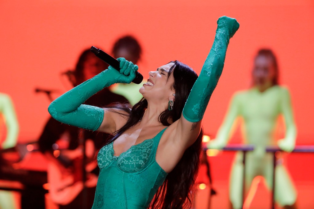 AME8251. BOGOTÁ (COLOMBIA), 18/09/2022.- La cantante y compositora británica Dua Lipa se presenta hoy en concierto en el parque Salitre Mágico, en Bogotá (Colombia). Dua Lipa se presentó este domingo por primera vez en Colombia como parte de su gira mundial 'Future Nostalgia'. EFE/Carlos Ortega /SOLO USO EDITORIAL /NO VENTAS /NO ARCHIVO