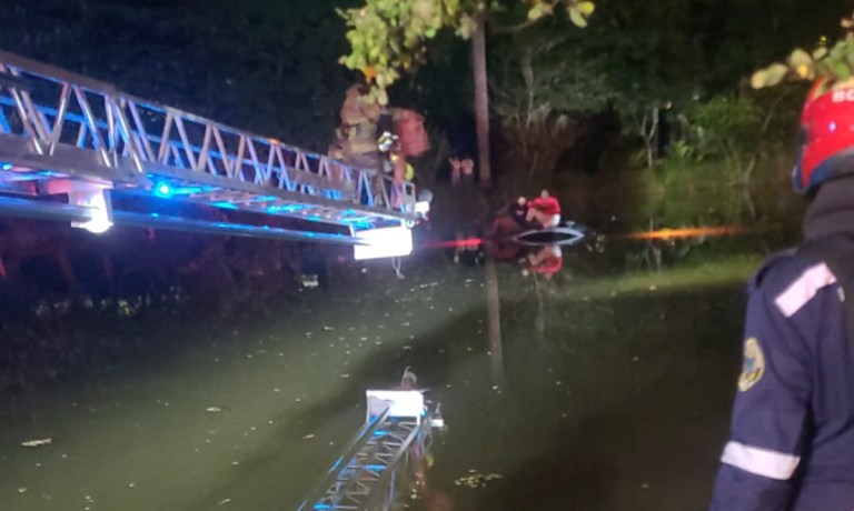 Así rescataron a dos jóvenes que cayeron en un vehículo al Lago de la Babilla en Cali