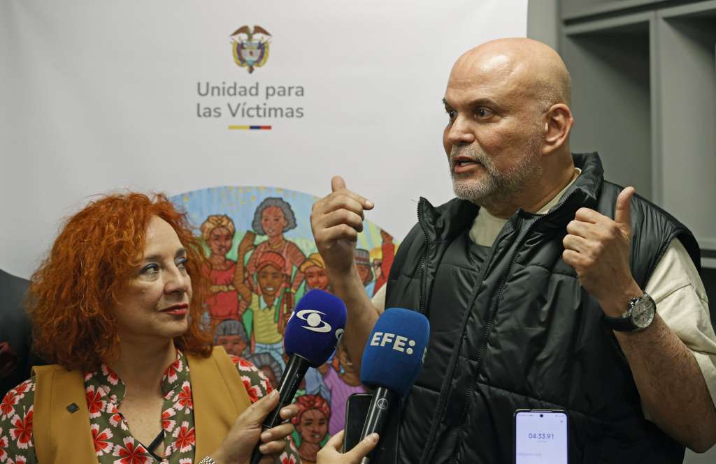 AME1834. BOGOTÁ (COLOMBIA), 23/09/2024.- La directora de la Unidad para las Víctimas, Lilia Solano (i) y el excomandante paramilitar Salvatore Mancuso ofrecen declaración a la prensa este lunes, en la sede de la Unidad para las Víctimas en Bogotá (Colombia). El Gobierno y el exjefe paramilitar Salvatore Mancuso denunciaron este lunes que casi 400 bienes entregados para reparación a las víctimas por el excomandante de las extintas Autodefensas Unidas de Colombia (AUC) no están en el inventario del ejecutivo y desconocen su paradero. EFE/ Mauricio Dueñas Castañeda