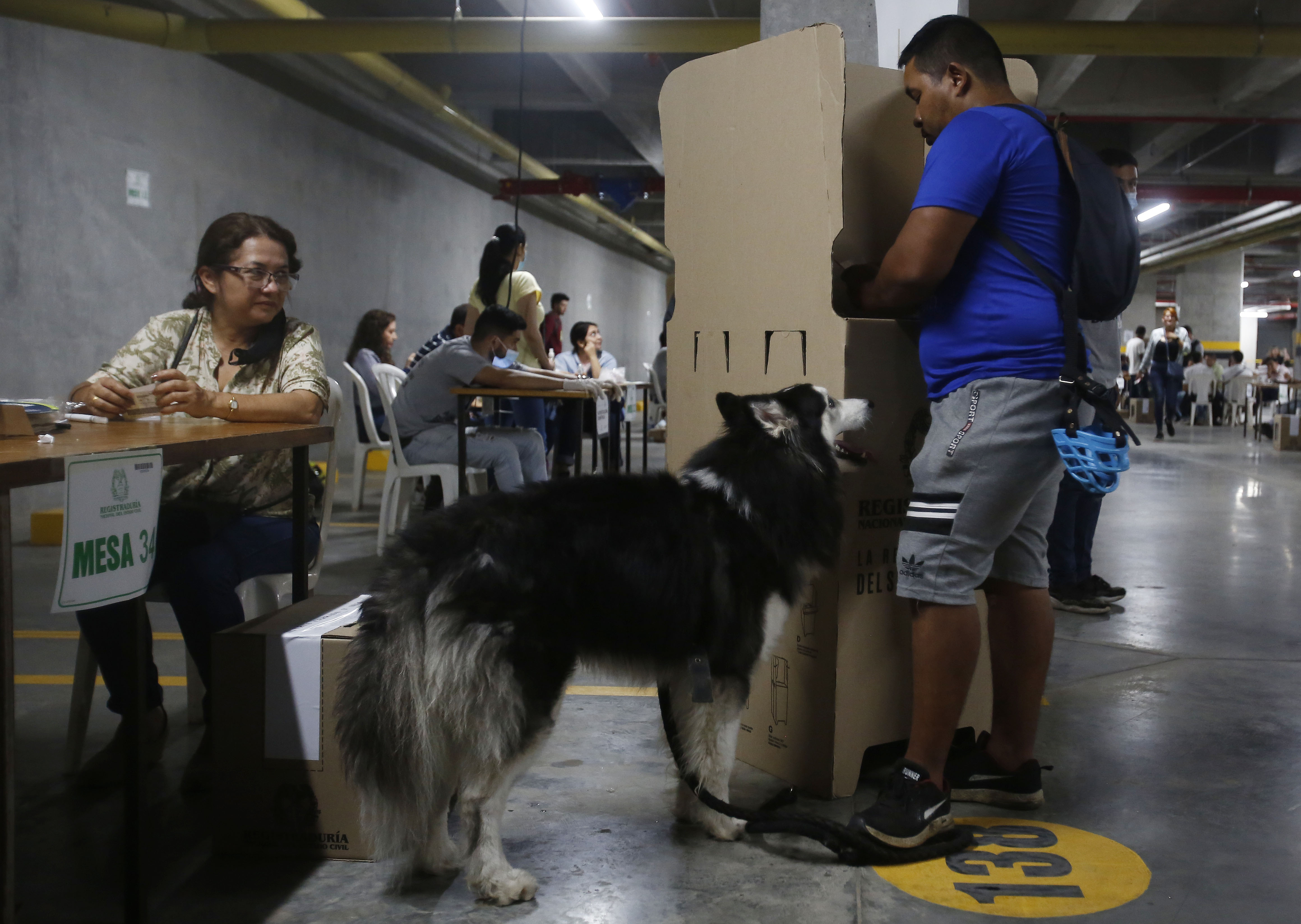 MED101. BUCARAMANGA (COLOMBIA), 19/06/2022.- Ciudadanos asisten a votar hoy, en la Universidad Industrial de Santander, en Bucaramanga (Colombia). Rodolfo Hernández se enfrenta al candidato Gustavo Petro en la segunda vuelta de las elecciones presidenciales en Colombia. EFE/Luis Eduardo Noriega A.