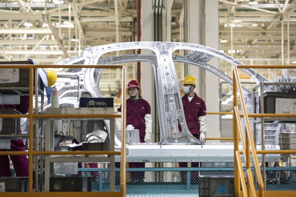 foto de trabajadores de la industria automotriz.