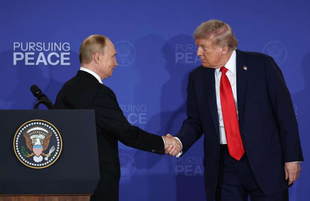 ANCHORAGE (United States), 16/08/2025.- Russian President Vladimir Putin (L) and US President Donald Trump shake hands at the end of a joint news conference following their meeting at Joint Base Elmendorf-Richardson in Anchorage, Alaska, USA, 15 August 2025. (Rusia) EFE/EPA/SERGEY BOBYLEV/SPUTNIK/KREMLIN POOL / POOL MANDATORY CREDIT