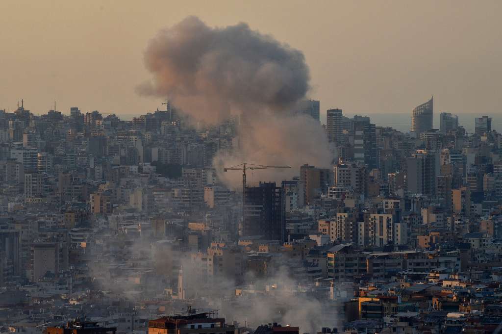 Beirut (Lebanon), 28/09/2024.- Smoke rises following Israeli strikes in the Chiyah area in the southern suburbs of Beirut, Lebanon, 28 September 2024. The Israeli army (Tsahal) said on 28 September 2024 on X (formerly Twitter) that Hezbollah leader Hassan Nasrallah was killed in an overnight strike on Beirut. Hezbollah confirmed the death of Nasrallah in a statement on 28 September 2024. Israel's military stated that it is 'continuing to operate to degrade and dismantle Hezbollah' infrastructure and capabilities in Lebanon by conducting 'a series of targeted strikes'. (Líbano, Hizbulá/Hezbolá) EFE/EPA/WAEL HAMZEH