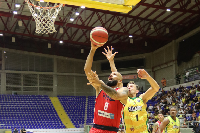 Titanes sufrió para ganarle a Búcaros, en el inicio de la Liga de Baloncesto