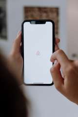 Familia de niña que murió por fentanilo demanda a la plataforma Airbnb