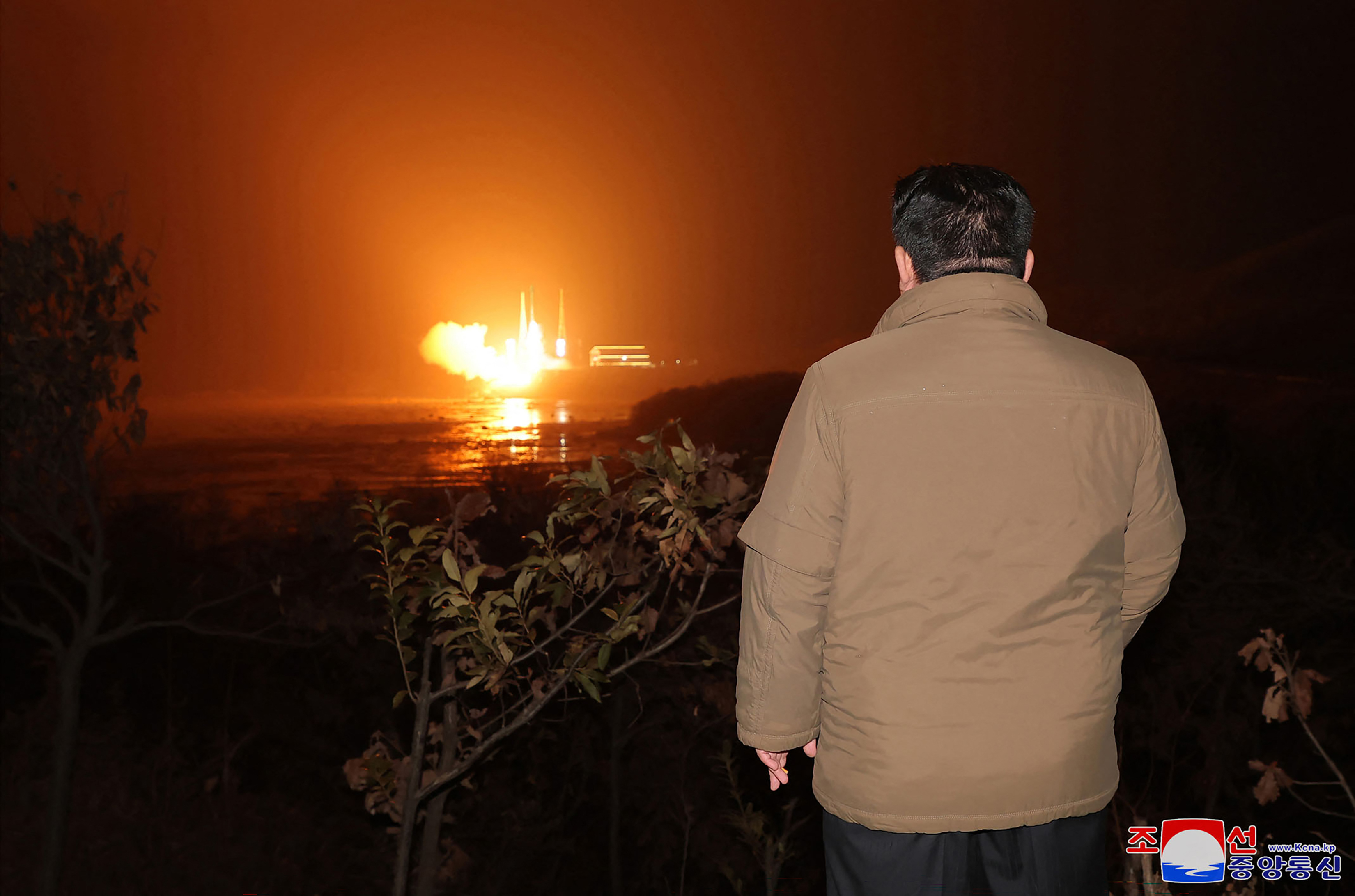 El líder de Corea del Norte, Kim Jong Un, inspecciona el lanzamiento de un cohete que transporta el satélite de reconocimiento 'Malligyong-1' desde el sitio de lanzamiento de satélites de Sohae, en Phyongan del Norte.