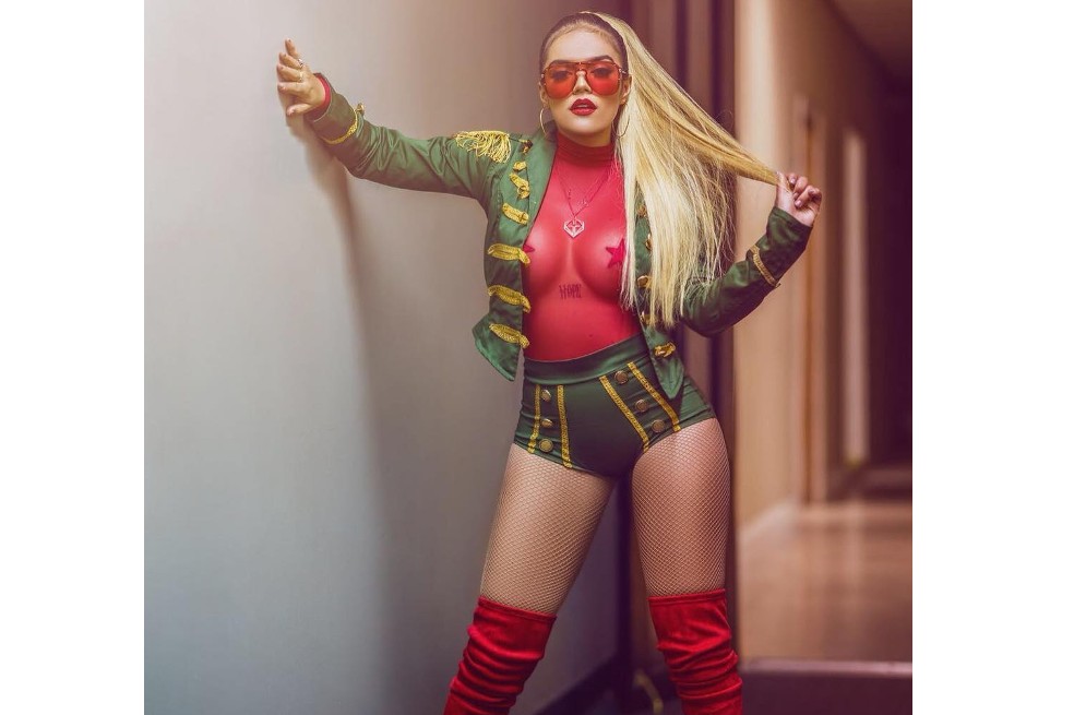 Con esta fotografía, Karol G demostró una vez más que es la reina de Instagram. “Karol G no está Easy”, escribió la artista junto a una imagen, donde se observa con unas botas largas rojas y una blusa de malla del mismo color.