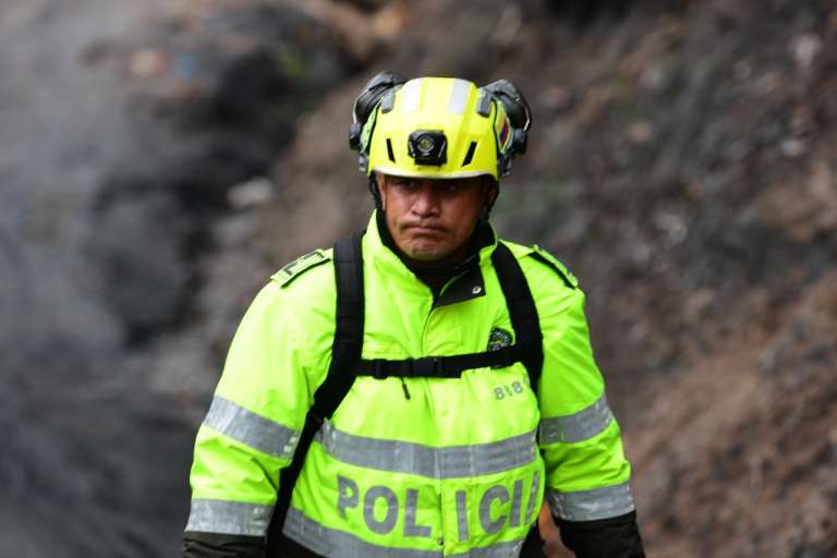 Al lugar también llegaron alrededor de 60 hombres de la Policía y el Ejército Nacional para atender la emergencia.