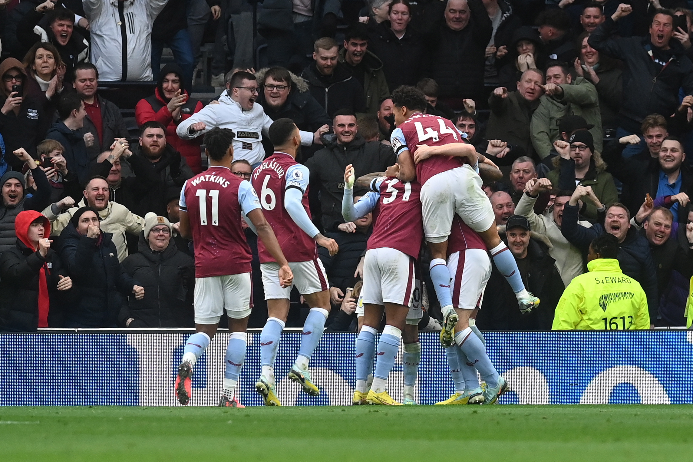 London (United Kingdom), 01/01/2023.- Emiliano Buendia of Villa celebrates with teammates after scoring the opening goal during the English Premier League soccer match between Tottenham Hotspur and Aston Villa in London, Britain, 01 January 2023. (Reino Unido, Londres) EFE/EPA/Neil Hall EDITORIAL USE ONLY. No use with unauthorized audio, video, data, fixture lists, club/league logos or 'live' services. Online in-match use limited to 120 images, no video emulation. No use in betting, games or single club/league/player publications