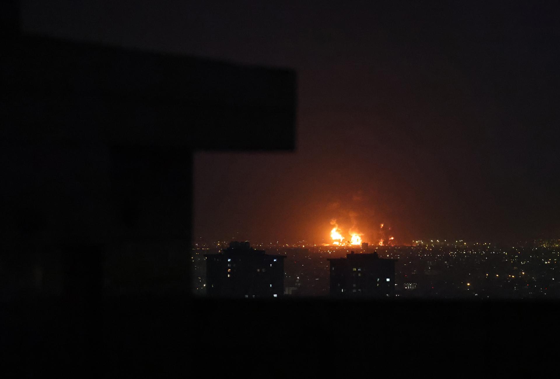 TEHRAN (IRAN (Islamic Republic Of)), 07/03/2026.- Smoke rises from Tehran's oil refinery after airstrikes in Tehran, Iran, 07 March 2026. A joint Israeli and US military operation continues to target multiple locations across Iran since the early hours of 28 February 2026. (Teherán) EFE/EPA/ABEDIN TAHERKENAREH