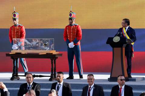 Petro, entre la espada de Bolívar y los 10 compromisos como nuevo presidente