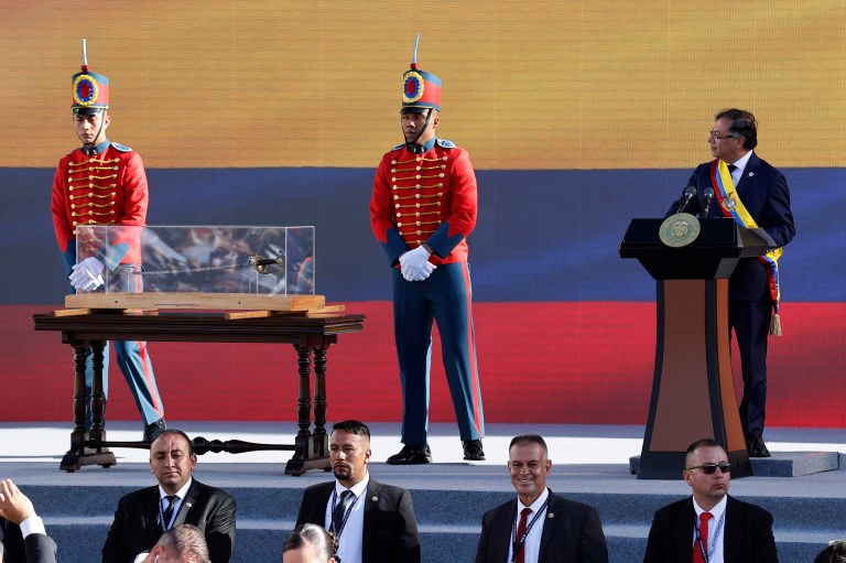 Petro, entre la espada de Bolívar y los 10 compromisos como nuevo presidente