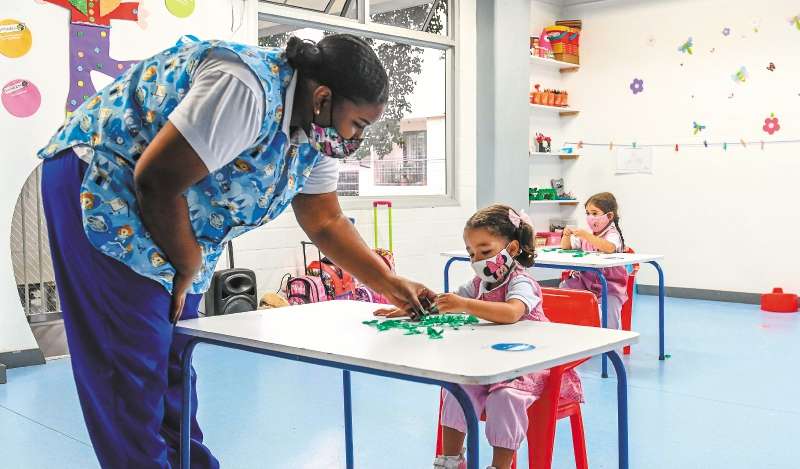 El plan empezará con 120 profesores. / AFP / Joaquin SARMIENTO