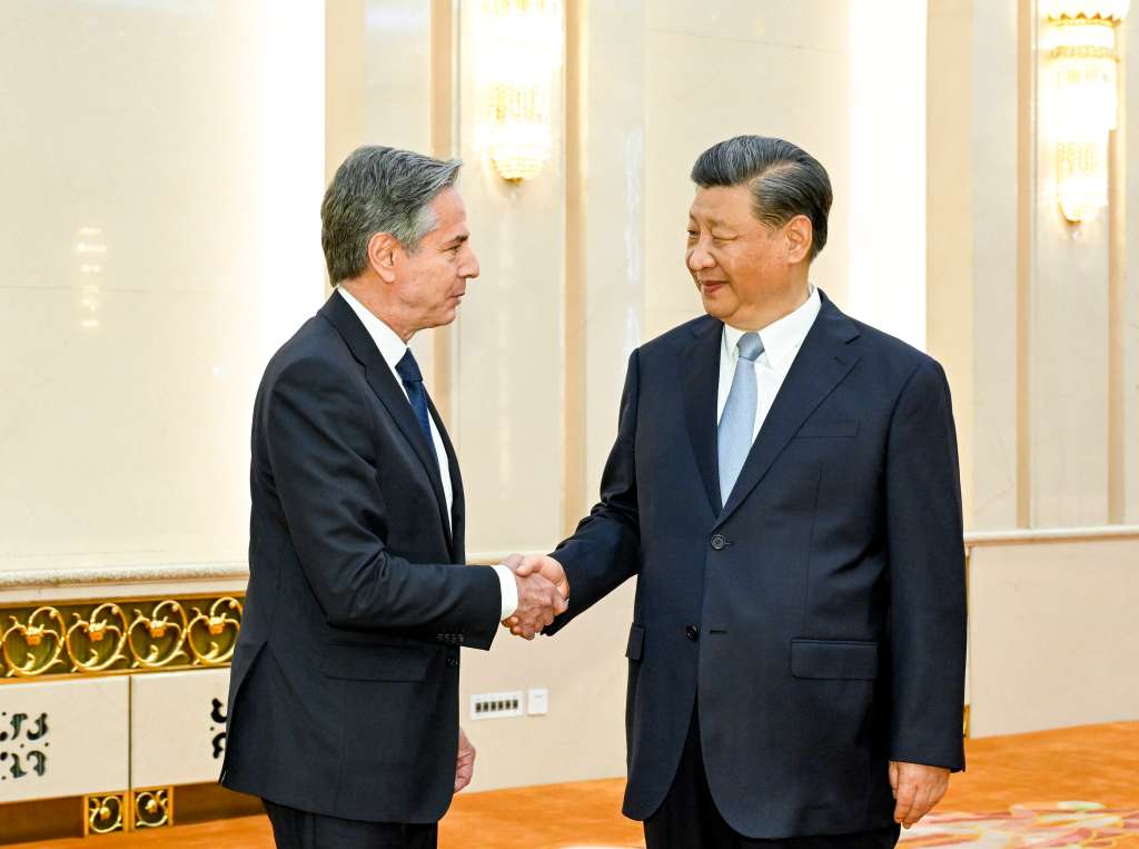 Beijing (China), 19/06/2023.- Chinese President Xi Jinping (R) shakes hands with visiting US Secretary of State Antony Blinken during a meeting in Beijing, China, 19 June 2023. (Estados Unidos) EFE/EPA/XINHUA / LI XUEREN CHINA OUT / UK AND IRELAND OUT / MANDATORY CREDIT EDITORIAL USE ONLY