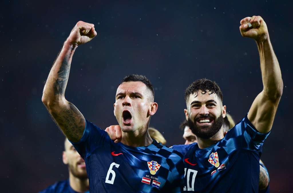 Vienna (Austria), 25/09/2022.- Dejan Lovren (L) of Croatia celebrates with teammate Josko Gvardiol (R) after scoring the 3-1 lead during the UEFA Nations League soccer match between Austria and Croatia in Vienna, Austria, 25 September 2022. (Croacia, Viena) EFE/EPA/CHRISTIAN BRUNA