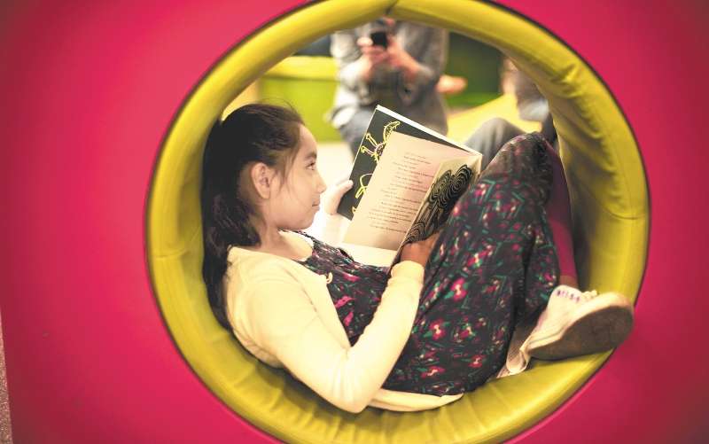 Durante la pandemia, las bibliotecas públicas de Bogotá han estado llevando libros a domicilio.