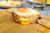 Receta para hacer huevitos fritos sobre sánduche de quesos
