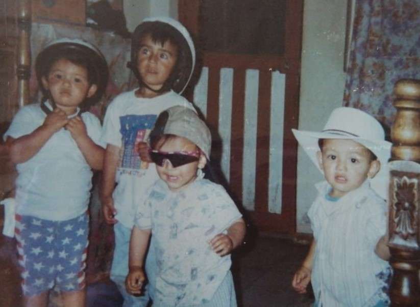 De izquierda a derecha: Mónica Gil, Sebastián Molano, Julián Molano y Carlos Andrés Gil. Desde pequeños, esta familia disfruta jugar con indumentaria de ciclismo.
