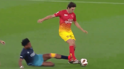 Influencer casi rompe a Kaká con vergonzosa patada en un partido amistoso: video