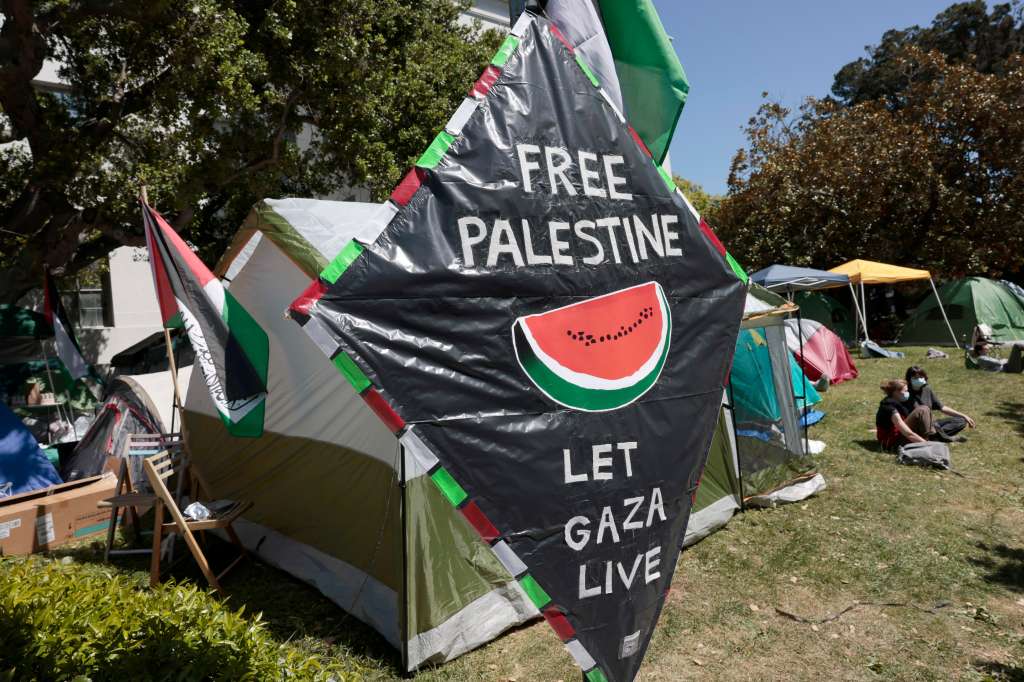 Berkeley (United States), 30/04/2024.- A student Pro-Palestinian tent encampment doubled in size around Sproul Hall, the administrative building on the campus at the University of California Berkeley (UC Berkeley) in Berkeley, California, 30 April 2024. Students have joined the Pro-Palestinian protest movement emerging across American universities. Protesters are demanding that their universities divest from companies doing business in Israel. (Protestas) EFE/EPA/JOHN G. MABANGLO