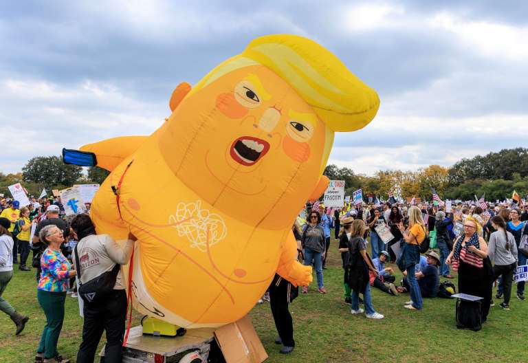 CHICAGO (United States), 18/10/2025.- A Donald Trump baby balloon is displayed during the 'No Kings' protest in Downtown Chicago, Illinois, USA, 18 October 2025. The protest is part of a nationwide 'No Kings' day of action, opposing what organizers see as authoritarian overreach and threats to democracy under US President Donald J. Trump. (Protestas) EFE/EPA/CRISTOBAL HERRERA-ULASHKEVICH