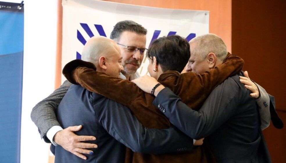 Carlos Antonio Lozada, del partido FARC; Bertha Lucía Fríes, en representación de un grupo de víctimas del atentado al Club El Nogal; Fredy Rendón Herrera (el Alemán) y Rodrigo Pérez Alzate (Julián Bolívar), exjefes de las Auc, durante la entrega del informe a la JEP sobre el bombazo al club El Nogal. / JEP