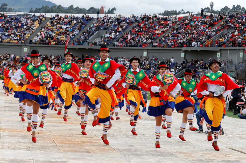 Más de 2.500 artistas rindieron homenaje a la Tierra con danzas tradicionales en el estadio Departamental Libertad, en la capital del departamento de Nariño. EFE/ Mauricio Dueñas Castañeda