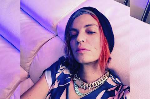Sheila Devil, hija de Camilo Sesto, reaparece con imagen que confirma recuperación. Así luce