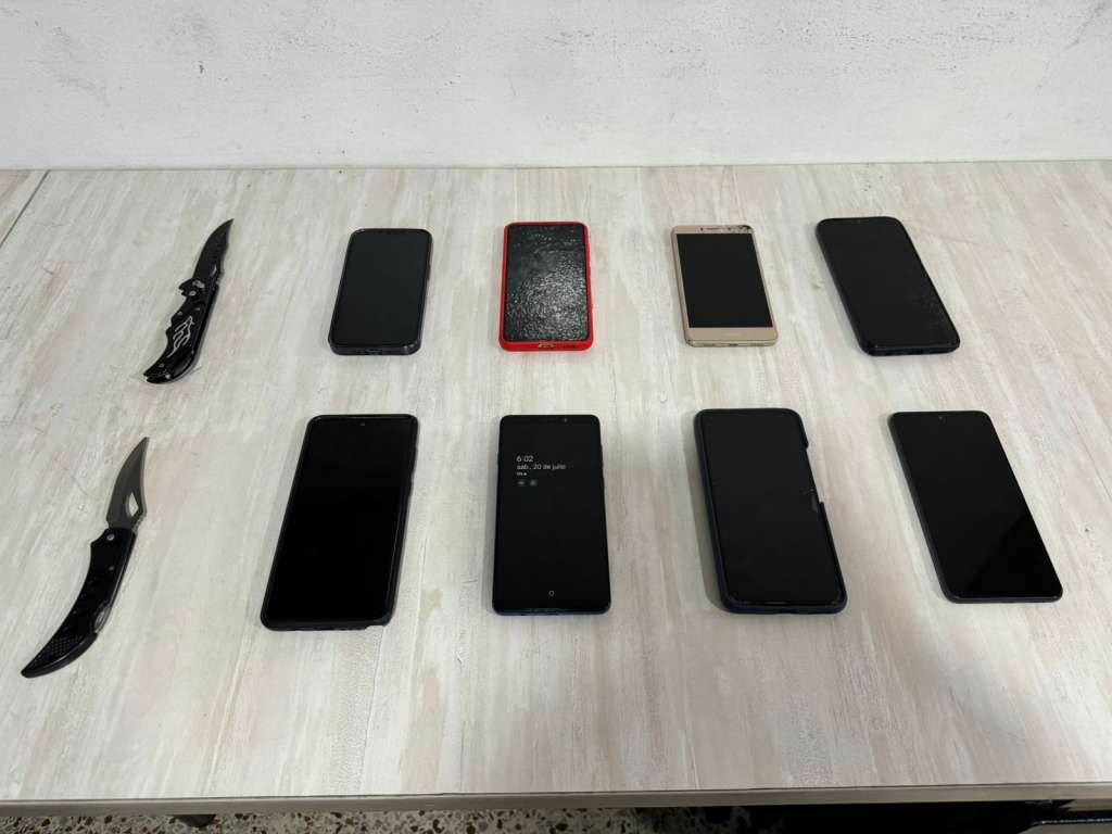 Entre los objetos recuperados e incautados se encuentran ocho teléfonos celulares y dos armas blancas.