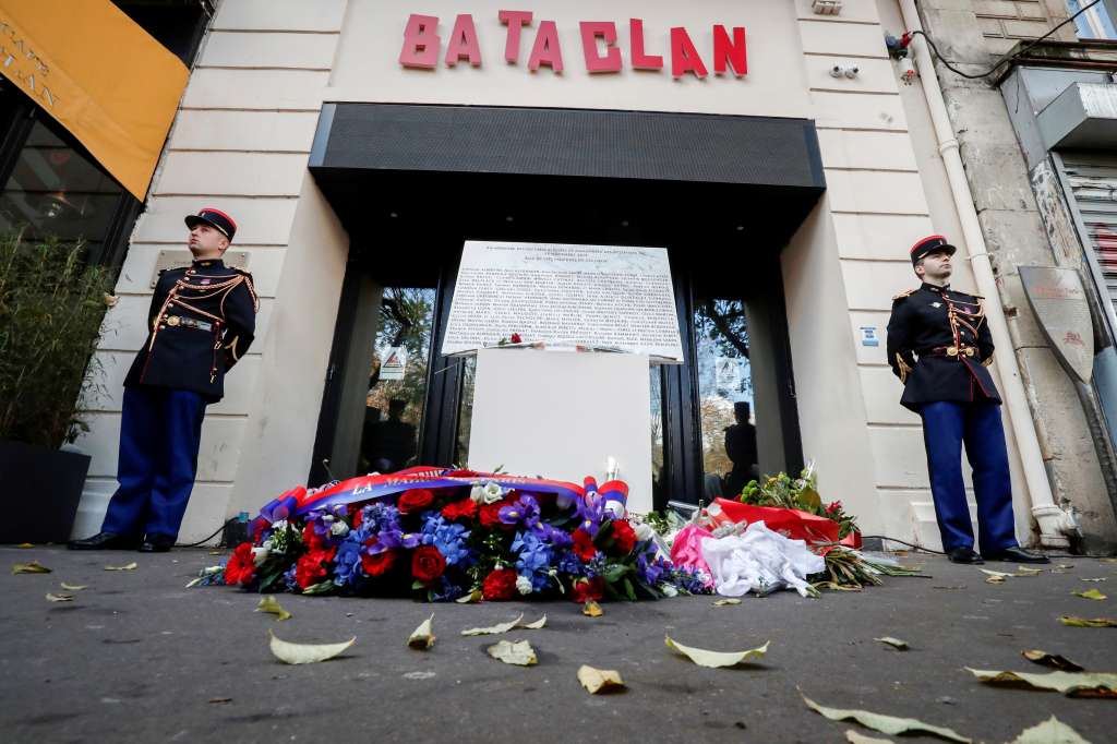 Los Gards se encuentran frente a la entrada del Bataclan en París el 13 de noviembre de 2018, durante una ceremonia celebrada en memoria de las víctimas de los ataques de París de noviembre de 2015, que tuvieron como objetivo la sala de conciertos Bataclan y una serie de bares y mataron a 130 personas. (Photo by BENOIT TESSIER / POOL / AFP)