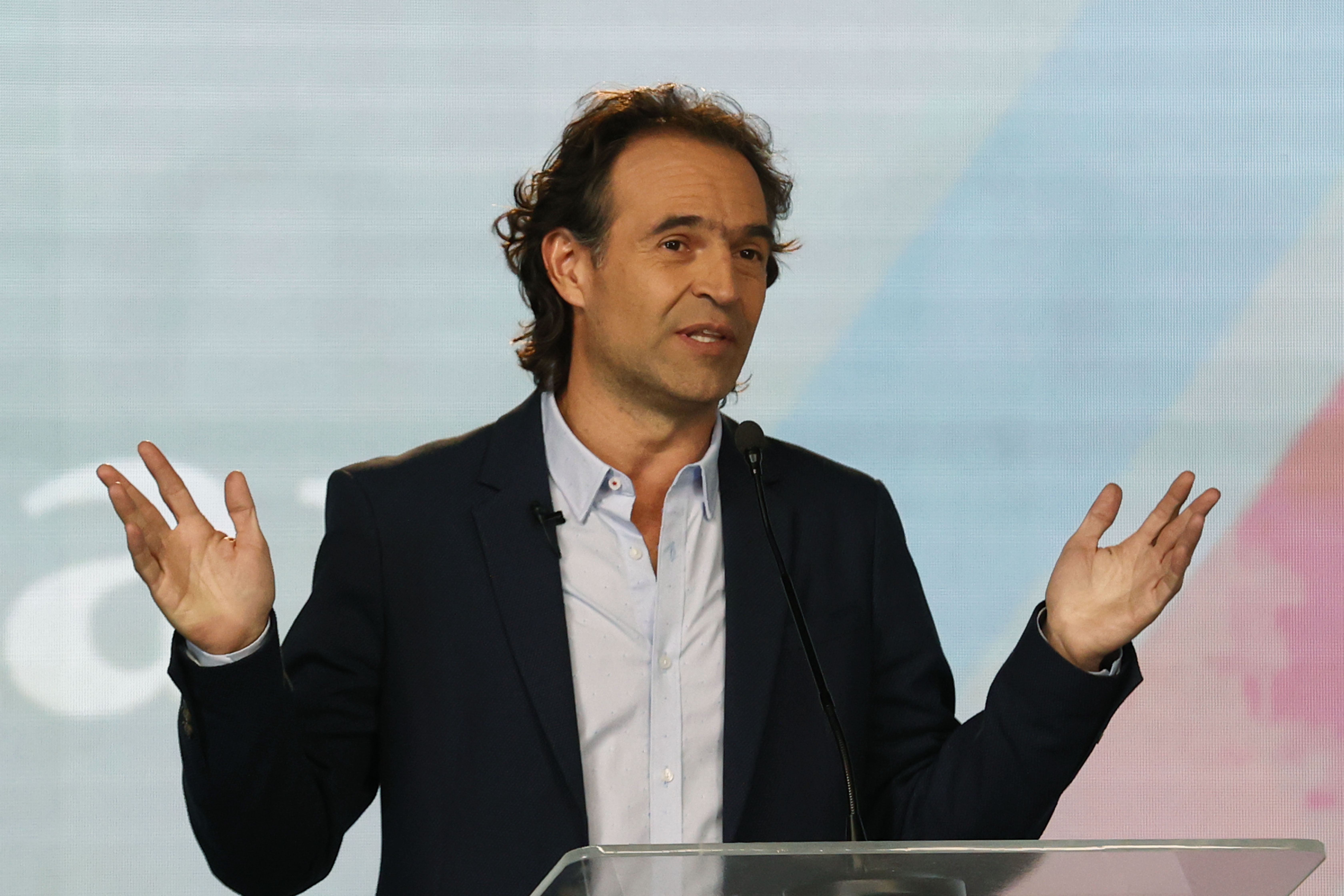 BOG400 BOGOTÁ (COLOMBIA), 14/03/2022.- El candidato a la presidencia de Colombia Federico "Fico" Gutiérrez habla hoy en el primer debate de candidatos a la presidencia realizado por la revista Semana y el periódico El Tiempo en Bogotá (Colombia). EFE/Mauricio Dueñas Castañeda