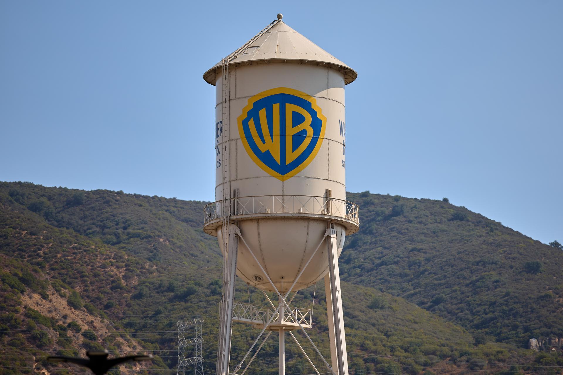 Burbank (United States), 23/04/2026.- (FILE) - The Warner Bros. Studios water tower in Burbank, California, 11 September 2025 (reissued 23 April 2026). Warner Bros. Discovery (WBD) announced on 23 April 2026 that its stockholders officially approved the company's acquisition by Paramount Skydance Corporation (Paramount) in a deal valued at approximately 111 billion US dollar. The transaction, which followed a bidding war with Netflix, marks one of the largest media mergers in history. EFE/EPA/ALLISON DINNER